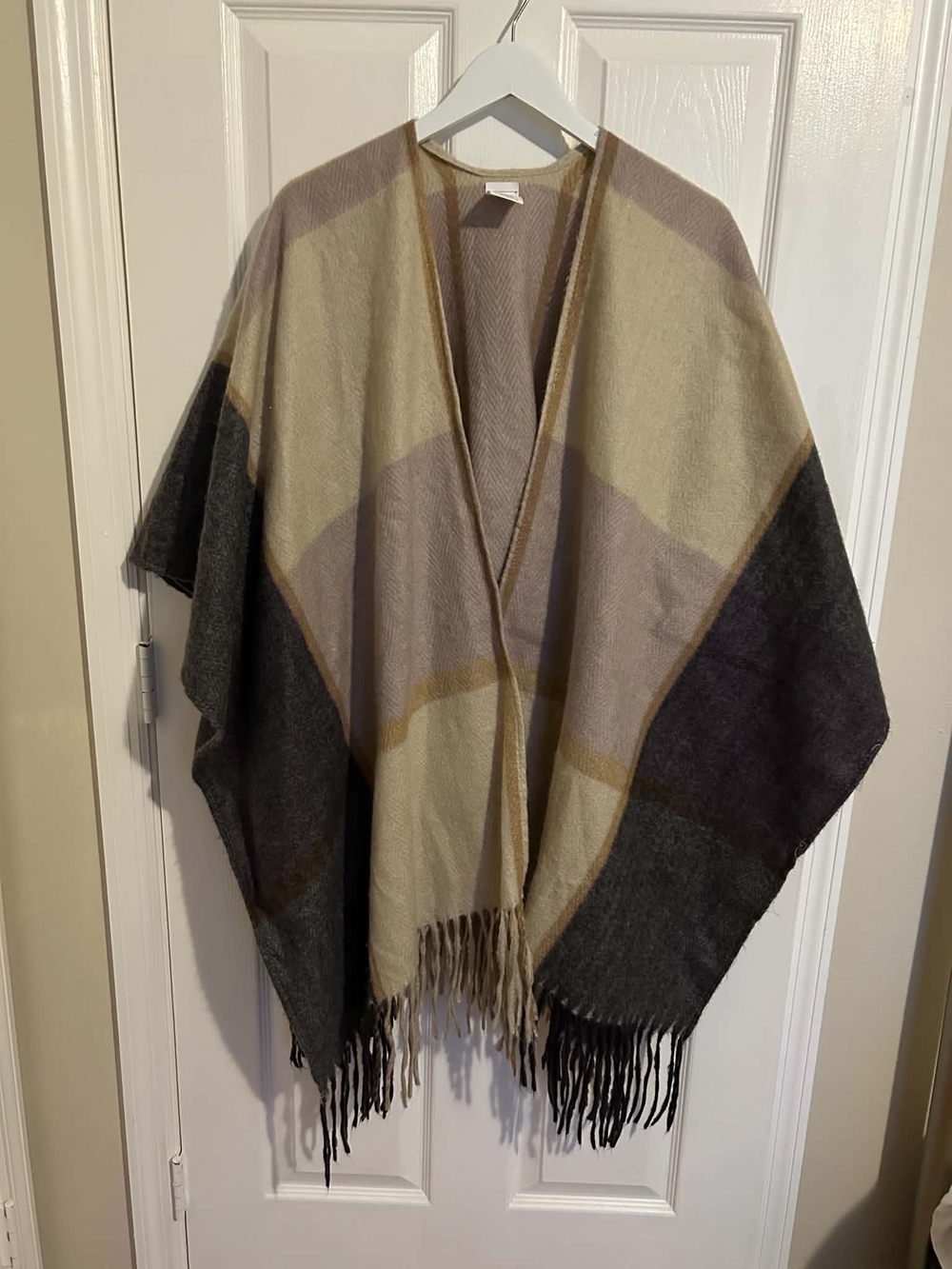 Woolrich Plaid Fringe Wrap Poncho One Size Tan Gray Cozy Travel Cape